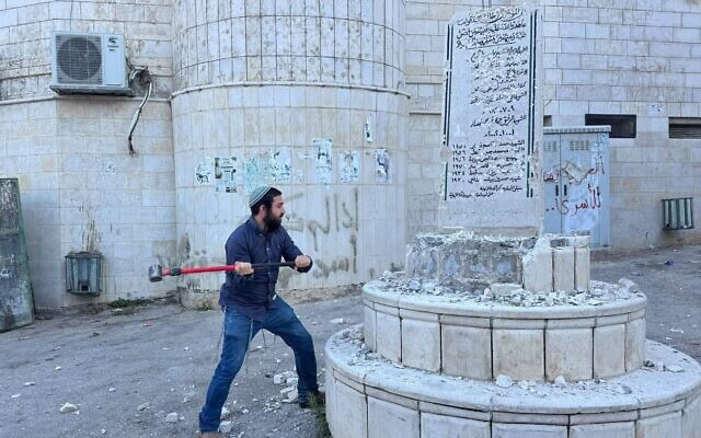 Le député Zvi Succot saccageant un monument palestinien dédié aux « martyrs » dans le village de Madama, en Cisjordanie, le 25 août 2026. (Crédit : Bureau du député Zvi Succot)