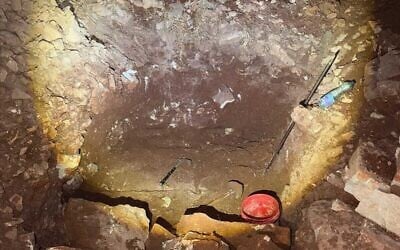 Un tunnel en train d'être creusé entre la Cisjordanie et Israël, découvert par la police des frontières, sur une photo publiée le 17 août 2026. (Crédit : Police israélienne)