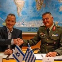 Le directeur général du ministère de la Défense, Amir Baram (à gauche), et son homologue grec, Ioannis Bouras, signant un accord portant sur la vente de systèmes israéliens à la Grèce, le 31 août 2026. (Crédit : Ministère de la Défense)