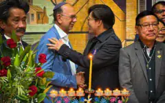 Le rabbin Ralph Genende, à gauche, lors d'un événement de solidarité organisé à la suite de l'attentat terroriste de Bondi Beach, à Melbourne, en décembre 2025. (Crédit : Autorisation)