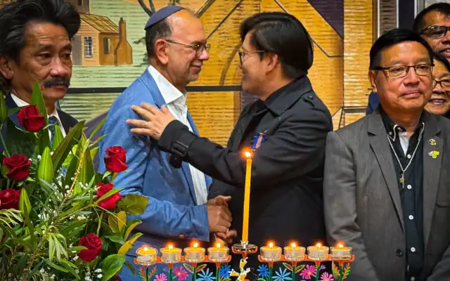 Le rabbin Ralph Genende, à gauche, lors d'un événement de solidarité organisé à la suite de l'attentat terroriste de Bondi Beach, à Melbourne, en décembre 2025. (Crédit : Autorisation)