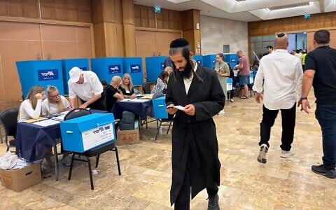 Des membres du Likud votant lors des primaires du parti, à Jérusalem, le 17 août 2026. (Crédit : Sam Sokol/Times of Israel)