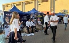 Des électeurs ultra-orthodoxes se rendent dans un bureau de vote à Beit Shemesh pour participer aux primaires du Likud, le 17 août 2026. (Crédit : Sam Sokol/Times of Israel)