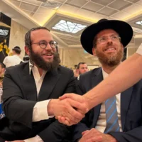 Moti Leitner, président de « HaTzibur HaHaredi », et le rabbin Yehoshua Pfeffer, responsable du comité rabbinique du parti, assistent au lancement de la campagne électorale pour la Knesset du nouveau parti ultra-orthodoxe à Beit Shemesh, le 23 août 2026. (Sam Sokol/Times of Israel)