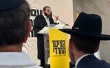 Le chef du parti HaTzibur HaHaredi (« La Communauté haredi »), Moti Leitner, s’adressant à ses partisans lors du lancement de la campagne électorale de ce parti ultra-orthodoxe modéré, à Beit Shemesh, le 23 août 2026. (Crédit : Sam Sokol/The Times of Israel)