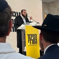 Le chef du parti HaTzibur HaHaredi (« La Communauté haredi »), Moti Leitner, s’adressant à ses partisans lors du lancement de la campagne électorale de ce parti ultra-orthodoxe modéré, à Beit Shemesh, le 23 août 2026. (Crédit : Sam Sokol/The Times of Israel)