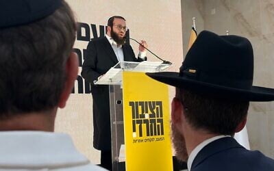 Le chef du parti HaTzibur HaHaredi (« La Communauté haredi »), Moti Leitner, s’adressant à ses partisans lors du lancement de la campagne électorale de ce parti ultra-orthodoxe modéré, à Beit Shemesh, le 23 août 2026. (Crédit : Sam Sokol/The Times of Israel)