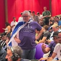 Un sympathisant assistant au lancement du nouveau parti politique de l'ancien général Ofer Winter, à Jérusalem, le 25 août 2026. (Crédit : Sam Sokol/Times of Israel)