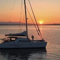 Un voilier au coucher de soleil (Capture d'écran - Instagram @clickandboat)