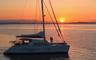 Un voilier au coucher de soleil. (Crédit : Capture d'écran/Instagram @clickandboat)