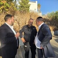 Le maire de Beit Shemesh, Shmuel Greenberg, s'entretient avec la police à la suite de l'agression à l'arme blanche de deux enfants, le 17 août 2026. (Crédit : Eldad Peretz/Mairie de Beit Shemesh)