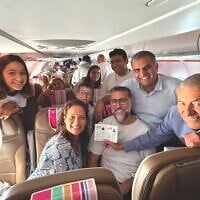 Le président de l'Agence juive, Doron Almog (à droite) et le ministre de l'Aliyah et de l'Intégration, Ofir Sofer, avec une nouvelle famille d'Olim de France (crédit : L'Agence juive)