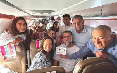 Le président de l'Agence juive, Doron Almog (à droite) et le ministre de l'Aliyah et de l'Intégration, Ofir Sofer, avec une nouvelle famille d'Olim de France (crédit : L'Agence juive) Le président de l'Agence juive, Doron Almog (à droite) et le ministre de l'Aliyah et de l'Intégration, Ofir Sofer, avec une nouvelle famille d'Olim de France (crédit : L'Agence juive)