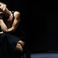 La danseuse et chorégraphe Dor Pazuelo lors du Festival international de danse en solo de Jérusalem 2025 ; l'édition 2026 se déroulera du 15 au 19 septembre. (Crédit : Liron Wiseman)