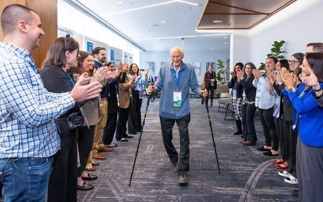 Harold Grinspoon, accueilli chaleureusement par les quelques centaines de participants à la conférence de PJ Library, à Springfield, dans le Massachusetts, en avril 2026 . (Crédit : PJ Library via JTA)