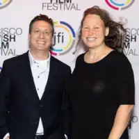 La réalisatrice Rachel Israel (à droite) et le producteur Shai Korman lors de la première de « The Floaters » lors du Festival du film juif de San Francisco 2025, le 3 août 2025. (Miikka Skaffari/Getty Images via la JTA)