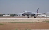 Un avion d’American Airlines effectuant un atterrissage d’urgence à l’aéroport Ben Gurion, le 2 août 2021. (Crédit : Capture d’écran)