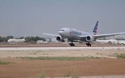 Un avion d’American Airlines effectuant un atterrissage d’urgence à l’aéroport Ben Gurion, le 2 août 2021. (Crédit : Capture d’écran)