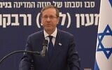 Le président Isaac Herzog lors d'une cérémonie officielle organisée à l'occasion de la réinhumation des dépouilles des grands-parents de Theodor Herzl, le 5 août 2026. (Crédit : Capture d'écran/Facebook)