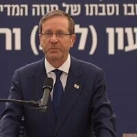 Le président Isaac Herzog lors d'une cérémonie officielle organisée à l'occasion de la réinhumation des dépouilles des grands-parents de Theodor Herzl, le 5 août 2026. (Crédit : Capture d'écran/Facebook)