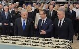 (De gauche à droite) Le Premier ministre Benjamin Netanyahu, le président Isaac Herzog et le président de l'Organisation sioniste mondiale (WZO) Yaakov Hagoel lors d'une cérémonie officielle organisée à l'occasion de la réinhumation des dépouilles des grands-parents de Theodor Herzl, le 5 août 2026. (Crédit : Capture d'écran/Facebook)