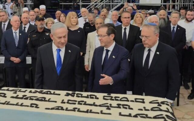(De gauche à droite) Le Premier ministre Benjamin Netanyahu, le président Isaac Herzog et le président de l'Organisation sioniste mondiale (WZO) Yaakov Hagoel lors d'une cérémonie officielle organisée à l'occasion de la réinhumation des dépouilles des grands-parents de Theodor Herzl, le 5 août 2026. (Crédit : Capture d'écran/Facebook)