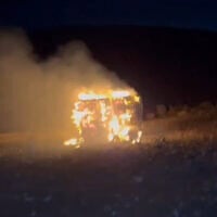 Un véhicule en flammes, incendié, selon des habitants et l'agence Wafa, par des résidents d'implantations, à Khirbet a-Tuba, dans les collines du sud de Hébron, le 6 août 2026. (Crédit : X)