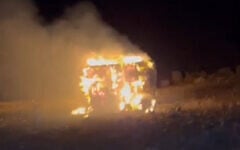 Un véhicule en flammes, incendié, selon des habitants et l'agence Wafa, par des résidents d'implantations, à Khirbet a-Tuba, dans les collines du sud de Hébron, le 6 août 2026. (Crédit : X)