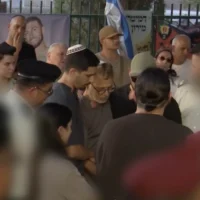 La famille du sergent-major (Rés.) Tamir Vaknin lors de ses funérailles au cimetière militaire d'Eilat, le 6 août 2026. (Capture d'écran/Chaîne N12)
