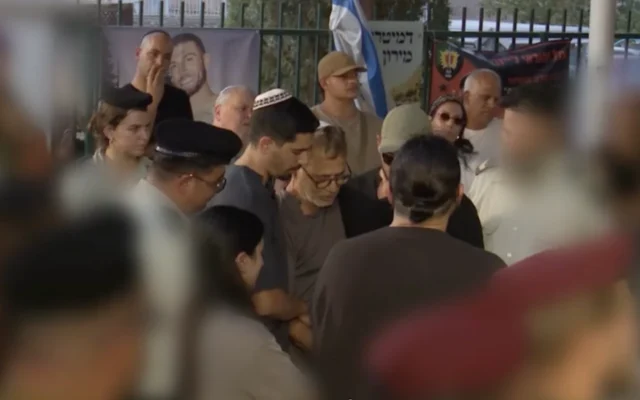 La famille du sergent-major (Rés.) Tamir Vaknin lors de ses funérailles au cimetière militaire d'Eilat, le 6 août 2026. (Capture d'écran/Chaîne N12)