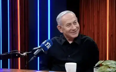 Le Premier ministre Benjamin Netanyahu s'exprimant dans un épisode d'un podcast de la radio de l'armée, Galei Tsahal, diffusé le 13 août 2026. (Crédit : Capture d’écran/Galei Tsahal/YouTube)