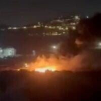 Images d'un incendie qui aurait été allumé par des résidents d'implantations à la périphérie du village palestinien de Turmus Ayya, dans le centre de la Cisjordanie, le 17 août 2026. (Crédit : Capture d'écran/X)