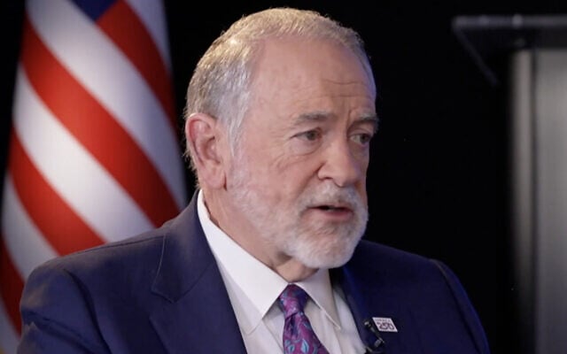 L'ambassadeur américain en Israël, Mike Huckabee, s'exprimant sur la chaîne N12, le 18 août 2026. (Crédit : Capture d'écran)
