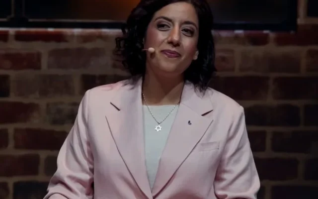 La présidente du Parti libéral suédois et ministre de l’Éducation et de l’Intégration, Simona Mohamsson, porte une étoile de David lors d’un débat préélectoral, en Suède, le 17 août 2026. (Crédit : Capture d’écran/YouTube)