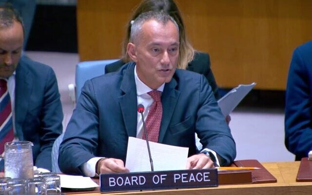 Le Haut Représentant du Conseil de Paix pour Gaza, Nickolay Mladenov, faisant le point devant le Conseil de sécurité de l'ONU, à New York, le 26 août 2026. (Crédit : Capture d'écran)