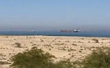 Illustration : Vue des navires dans le détroit d'Ormuz depuis l'île de Larak. (Crédit : Capture d'écran/YouTube ; utilisée conformément à l'article 27a de la loi sur le droit d'auteur)