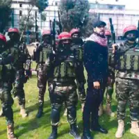 Mahmoud Amin Yaqub Al-Muhtadi, vêtu de noir, aux côtés d’un groupe de recrues du Front démocratique pour la libération de la Palestine, en 2022. (Crédit : Tribunal fédéral du district ouest de la Louisiane)