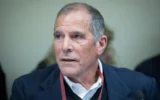 Pinchas Idan, président du syndicat de l'aéroport et membre du Likoud, arrive à la commission électorale de la Knesset à Jérusalem, le 5 mars 2019. (Crédit: Noam Revkin Fenton/Flash90)