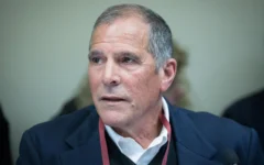 Pinchas Idan, président du syndicat de l'aéroport et membre du Likoud, arrive à la commission électorale de la Knesset à Jérusalem, le 5 mars 2019. (Crédit: Noam Revkin Fenton/Flash90)