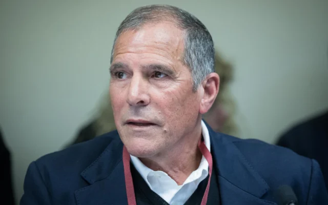Pinchas Idan, président du syndicat de l'aéroport et membre du Likoud, arrive à la commission électorale de la Knesset à Jérusalem, le 5 mars 2019. (Crédit: Noam Revkin Fenton/Flash90)