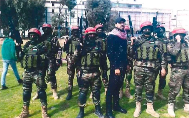 Image principale : Mahmoud Amin Ya’qub Al-Muhtadi, en noir, avec un groupe de stagiaires du Front démocratique pour la libération de la Palestine, en 2022. (Tribunal de district de l’ouest de la Louisiane)