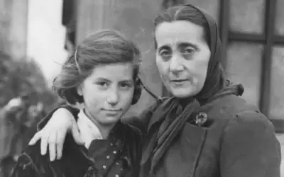 Une mère et sa fille, toutes deux Juives tchèques, contraintes au travail forcé, à Lipstadt, un sou-camp de Buchenwald, en 1945. (Crédit : Wiener Holocaust Library)
