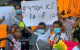 Des enfants de migrants et de demandeurs d'asile africains nés en Israël manifestant contre la ségrégation scolaire à Tel Aviv, le 1er septembre 2021. (Crédit : Levinsky Garden Library)