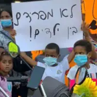 Des enfants de migrants et de demandeurs d'asile africains nés en Israël manifestant contre la ségrégation scolaire à Tel Aviv, le 1er septembre 2021. (Crédit : Levinsky Garden Library)