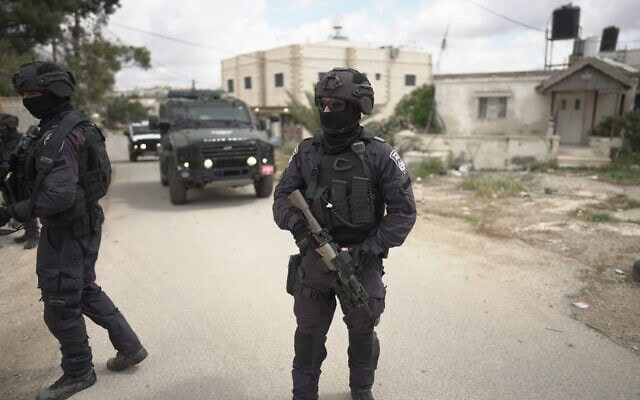 Des policiers en intervention dans la ville d'ad-Dhahiriya, en Cisjordanie, le 14 avril 2025. (Crédit : Police israélienne)