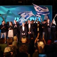 Yoaz Hendel, Chili Tropper et d'autres membres du parti assistent au lancement officiel de la campagne de leur nouveau parti, Foyer sioniste - HaMilouimnikim, à Jérusalem, le 5 août 2026. (Autorisation)