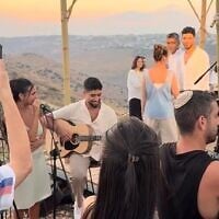 Yeela David, à gauche, et Evyatar David lors du mariage de leur frère Ilai, à droite, le 6 août 2026. (Crédit : Capture d’écran)