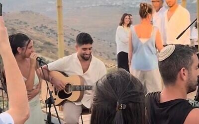 Yeela David, à gauche, et Evyatar David lors du mariage de leur frère Ilai, à droite, le 6 août 2026. (Crédit : Capture d’écran) Yeela David, à gauche, et Evyatar David lors du mariage de leur frère Ilai, à droite, le 6 août 2026. (Crédit : Capture d’écran)