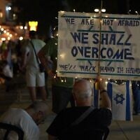 Manifestants pro-démocratie et anti-gouvernement sur la Place Habima, à Tel Aviv, le 15 août 2026. (Crédit : Lior Segev/Mouvement de protestation pour la démocratie)