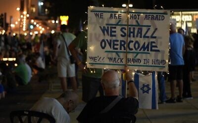 Manifestants pro-démocratie et anti-gouvernement sur la Place Habima, à Tel Aviv, le 15 août 2026. (Crédit : Lior Segev/Mouvement de protestation pour la démocratie)